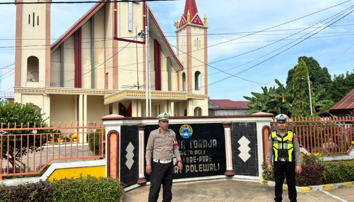 Satlantas Polres Polman Intensifkan Pengamanan dan Patroli Dialogis di Gereja-Gereja Kota Polewali