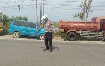 Personel Polsek Urban Wonomulyo Datangi TKP Laka Ganda di Jalan Trans Sulawesi, Dua Pengendara Alami Luka-Luka