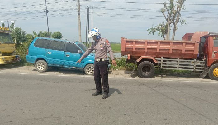 Personel Polsek Urban Wonomulyo Datangi TKP Laka Ganda di Jalan Trans Sulawesi, Dua Pengendara Alami Luka-Luka