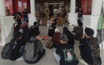 Temui Massa Aksi, Sekda Polman Tanggapi Sorotan ATS dan Rangkap Jabatan ASN
