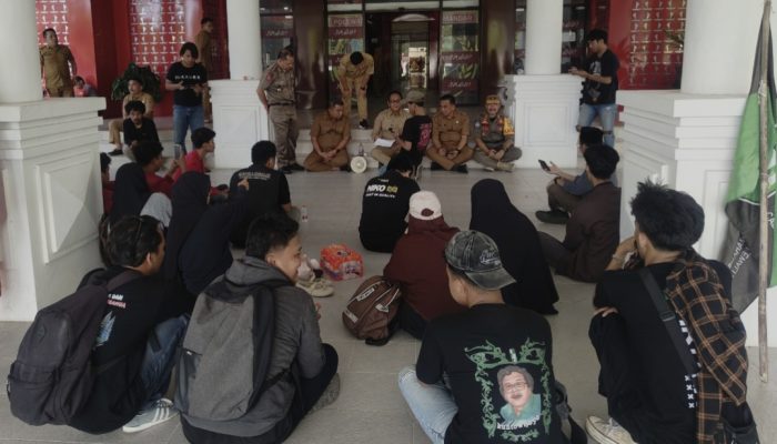Temui Massa Aksi, Sekda Polman Tanggapi Sorotan ATS dan Rangkap Jabatan ASN