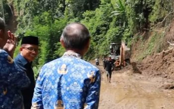 Bupati Polman Tinjau Longsor di Tutar, Akses Desa Taloba–Piriang Kembali Dibuka