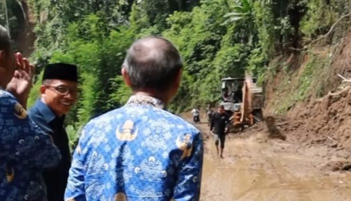 Bupati Polman Tinjau Longsor di Tutar, Akses Desa Taloba–Piriang Kembali Dibuka