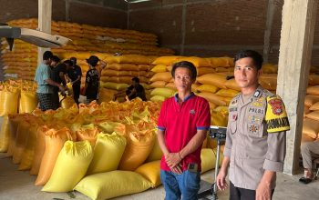 Bhabinkamtibmas Polsek Tutar Kawal Penjualan Jagung Petani ke BULOG