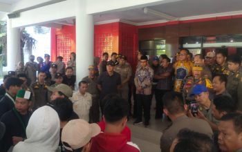 Semarak Polman Gelar Aksi di Kantor Bupati,  Sampaikan Sejumlah Tuntutan kepada Pemkab