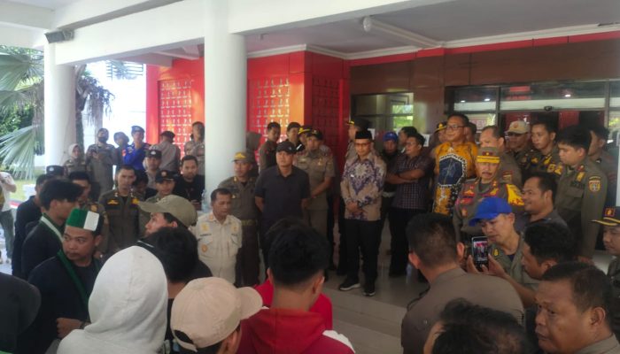 Semarak Polman Gelar Aksi di Kantor Bupati,  Sampaikan Sejumlah Tuntutan kepada Pemkab