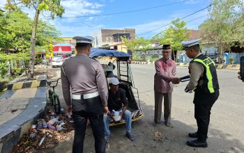 Satlantas Polres Polman Gelar Jumat Berkah, Bagikan Makanan dan Edukasi Tertib Berlalu Lintas