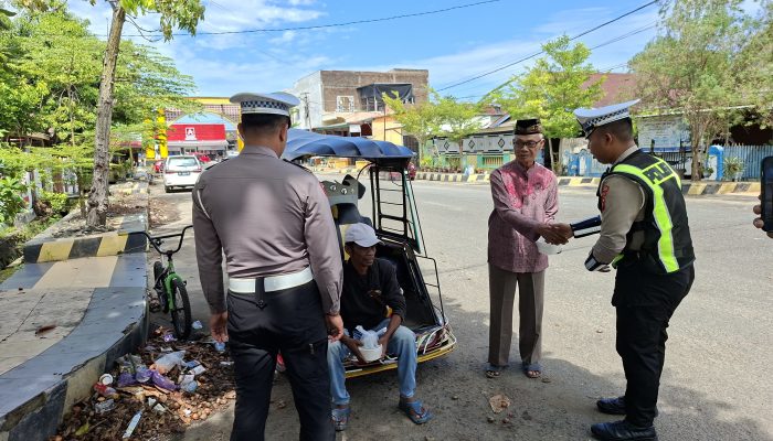 Satlantas Polres Polman Gelar Jumat Berkah, Bagikan Makanan dan Edukasi Tertib Berlalu Lintas