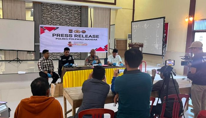 Kapolres Polman Pimpin Press Release Pengungkapan Kasus Pembusuran di Wonomulyo