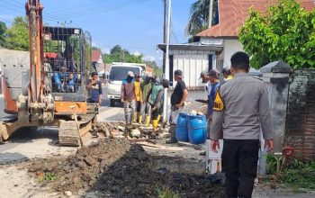 Bhabinkamtibmas Madatte Dampingi Pengangkatan Sedimen Drainase di Jalan Mr. Muh. Yamin