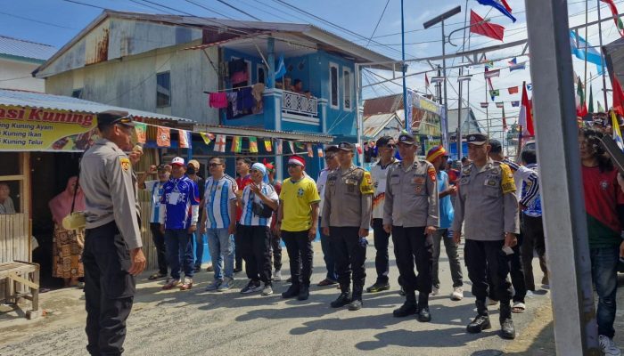 Kapolsek Tinambung Pimpin Pengamanan Konvoi Sambut Piala Dunia 2026 di Pambusuang