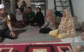Bhabinkamtibmas Desa Pambusuang Melayat ke Rumah Duka Warga sebagai Wujud Kepedulian