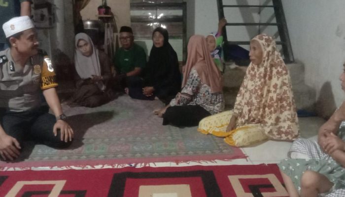 Bhabinkamtibmas Desa Pambusuang Melayat ke Rumah Duka Warga sebagai Wujud Kepedulian