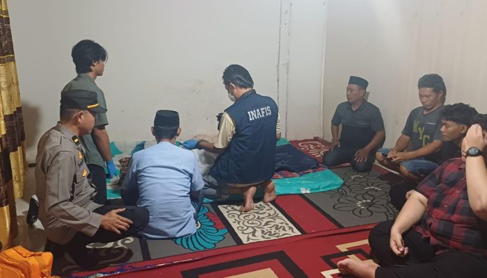 Polres Polman dan Polsek Tinambung Datangi Lokasi  Penemuan Jenazah Nelayan di Desa Pambusuang