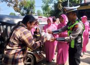Satlantas Polres Polman Bersama Bhayangkari Gelar Jumat Berkah, Berbagi Makanan dan Edukasi Keselamatan Berlalu Lintas