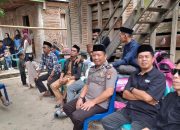 Personel Sat Binmas Polres Polman Melayat ke Rumah Duka Kepala Desa Pussui, Pererat Kemitraan dengan Masyarakat
