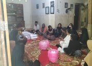 Bhabinkamtibmas Desa Seppabatu Melayat ke Rumah Duka Warga, Sampaikan Belasungkawa dan Pesan Kamtibmas