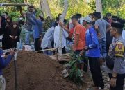 Bhabinkamtibmas Desa Rea Melayat ke Rumah Duka Warga, Wujud Empati dan Kedekatan Polri dengan Masyarakat