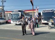 Bhabinkamtibmas Polsek Urban Wonomulyo Amankan dan Atur Lalu Lintas Saat Pemberangkatan Jemaah Umrah