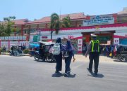 Cegah Kemacetan dan Kecelakaan, Satlantas Polres Polman Atur Arus Lalu Lintas di Depan Sekolah