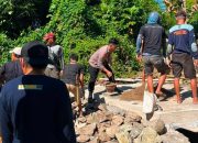 Bhabinkamtibmas Desa Indu Makkombong Bersama Warga Gotong Royong Perbaiki Akses Jalan