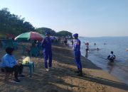 Sat Polairud Polres Polman Pantau Aktivitas Wisatawan di Pantai Bahari, Utamakan Keselamatan Pengunjung