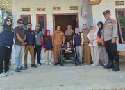 Bhabinkamtibmas Desa Pasiang Dampingi Penyerahan Bantuan Kursi Roda kepada Warga Penyandang Disabilitas