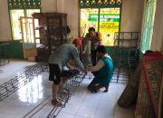 Bhabinkamtibmas Desa Tapua Sambangi Warga, Bantu Pembuatan Besi Cakar Ayam Tiang Masjid