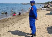 Jaga Keselamatan Wisatawan, Sat Polairud Polres Polman Amankan Aktivitas Warga di Pantai Bahari