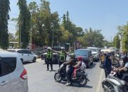 Sat Lantas Polres Polman Atur Arus Lalu Lintas Saat Jam Pulang Sekolah di Pekkabata