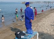 Sat Polairud Polres Polman Amankan Aktivitas Wisatawan di Pantai Bahari, Imbau Utamakan Keselamatan