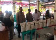 Bhabinkamtibmas Desa Nepo Kawal Penyaluran 14 Ton Lebih Bantuan Beras untuk 471 Warga