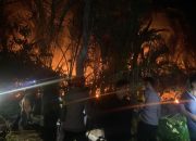 Polsek Urban Wonomulyo Bersama Tim Satgas Karhutla Kabupaten Polman Padamkan Kebakaran Lahan di Desa Bonra Polman