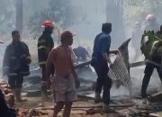 Personel Polsubsektor Mapilli Bersama Satgas Karhutla Padamkan Kebakaran Rumah di Desa Segerang