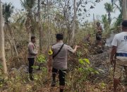 Cegah Api Meluas ke Permukiman, Polsek Tapango Bersama Warga Padamkan Karhutla
