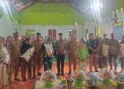 Bhabinkamtibmas Monitoring Penyaluran Bantuan Pangan Beras di Desa Batetangnga