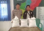 Memastikan Tepat Sasaran, Bhabinkamtibmas Memantau Penyaluran Bantuan Beras di Desa Kunyi