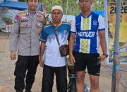 Pengamanan Pertandingan Sepak Bola di Desa Karama, Bhabinkamtibmas Pastikan Kegiatan Berlangsung Aman dan Kondusif