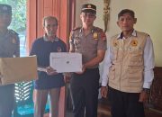 Wujud Kepedulian, Polsek Wonomulyo Salurkan Bantuan kepada Korban Kebakaran di Desa Sidorejo Polman