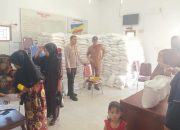 Bhabinkamtibmas Desa Kelapa Dua Kawal Penyaluran Bantuan Pangan untuk 396 Warga