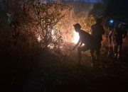 Kebakaran Lahan di Palippis, Personel Polsek Tinambung Turun Bantu Padamkan Api
