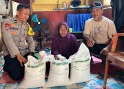 Bhabinkamtibmas Kelurahan Polewali Antar Bantuan Beras kepada Lansia dan Warga Sakit Menahun