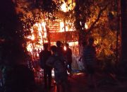 Personel Polsek Polewali Bersama Tim Satgas Karhutla Polman Bantu Padamkan Kebakaran Rumah Warga