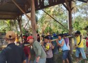 Bhabinkamtibmas Desa Bumiayu Turut Gotong Royong Bersama Warga Pindahkan Rangka Rumah Panggung