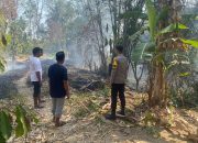 Bhabinkamtibmas Desa Bonra Bersama Warga Padamkan Kebakaran Lahan di Desa Bonra