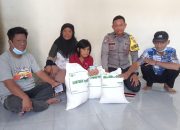 Wujud Kepedulian, Bhabinkamtibmas Polewali Bantu Salurkan Beras bagi Warga Membutuhkan