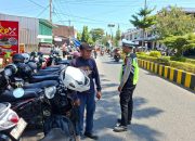 Unit Kamsel Sat Lantas Polres Polman Sosialisasikan Tertib Berlalu Lintas kepada Juru Parkir