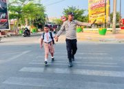 Wujudkan Kamseltibcarlantas, Personel Polsek Polewali Hadir di Jam Masuk Sekolah