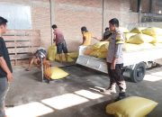 Bhabinkamtibmas Polsek Tutar Kawal Penjualan 2 Ton Jagung Petani ke Bulog