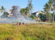 Polsek Polewali Bersama Satgas Karhutla Polman Padamkan Kebakaran Lahan di Lingkungan Botto